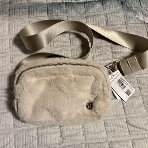 Lululemon Everywhere Belt Bag plush fleece bone/silver